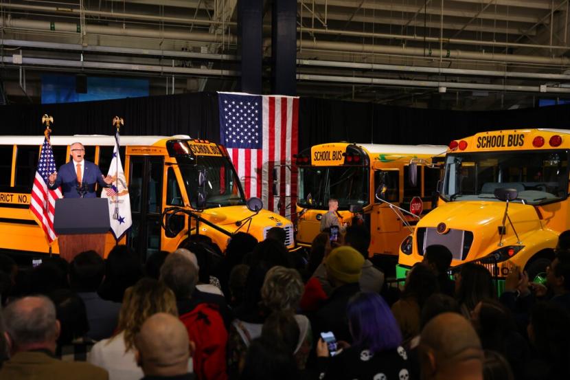 Gubernur Washington Jay Inslee berbicara di sebuah acara yang menampilkan Wakil Presiden AS Kamala Harris menyoroti investasi Administrasi Biden-Harris dalam bus sekolah bersih di Lumen Field di Seattle pada Rabu, 26 Oktober 2022.