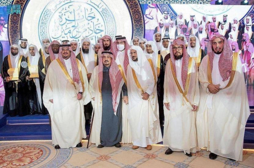 Penasihat Penjaga Dua Masjid Suci dan Gubernur Wilayah Makkah, Pangeran Khalid Al Faisal bin Abdulaziz mewakili Penjaga Dua Masjid Suci Raja Salman bin Abdulaziz Al Saud akan menggelar upacara untuk menghormati pemenang Kompetisi Internasional Raja Abdulaziz ke-42 Menghafal,