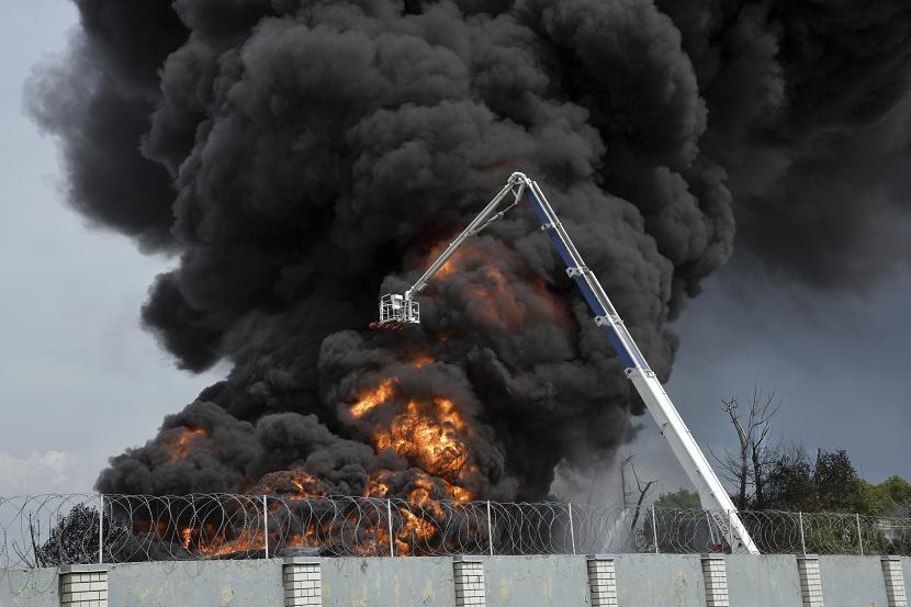 Gubernur wilayah Voronezh, Rusia, Alexander Gusev mengatakan pemadam kebakaran berusaha memadamkan tangki bahan bakar yang terbakar di depot minyak. 