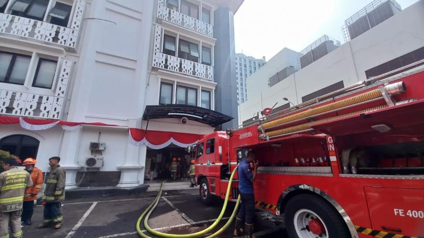 Gudang arsip yang berada di lantai 3 kantor DPRD Jawa Barat di Jalan Diponegoro, Kota Bandung mengalami kebakaran, Ahad (21/8/2022).