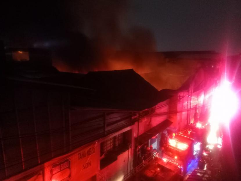 Kebakaran terjadi di gudang mainan kawasan Jalan Aki Padma, Kelurahan Babakan, Kecamatan Babakan Ciparay, Kota Bandung, Rabu (11/1/2023) malam. 