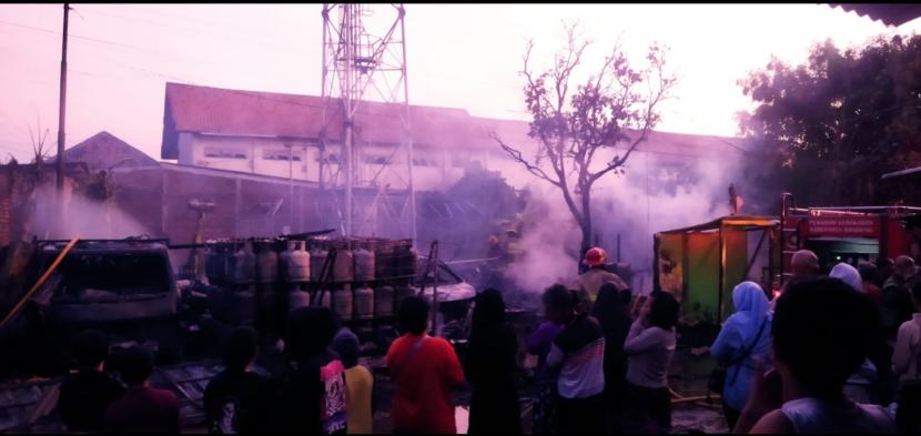 Gudang penyimpanan gas elpiji kosong di wilayah Rancaekek, Kabupaten Bandung ludes terbakar, Kamis (10/11/2024) dini hari. Penyebab kebakaran belum dapat dipastikan dan tidak didapati korban jiwa. 