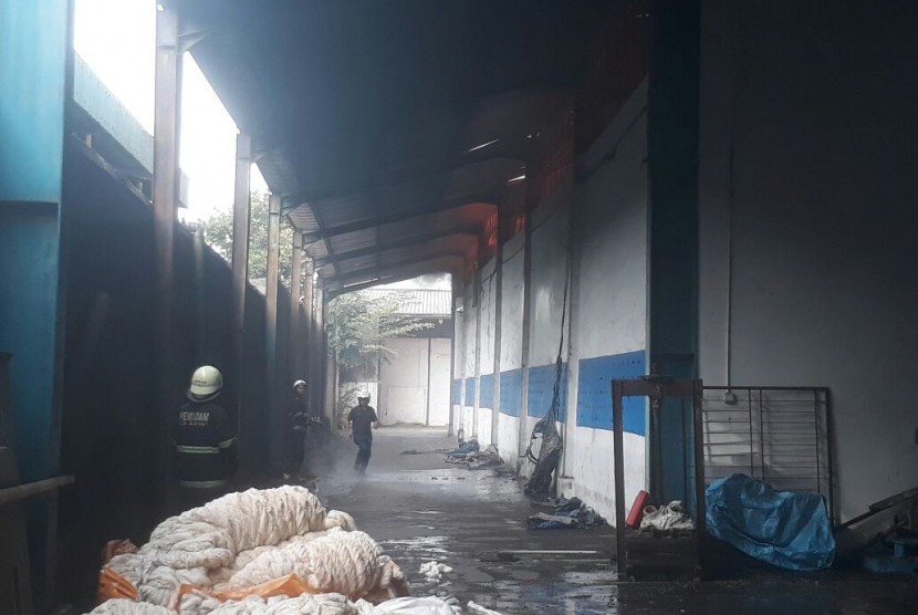 Gudang penyimpanan kapas di Jalan Kopo Permai, Kabupaten Bandung ludes terbakar, Senin (4/6). Diduga kebakaran trrjadi karena korsleting listrik.