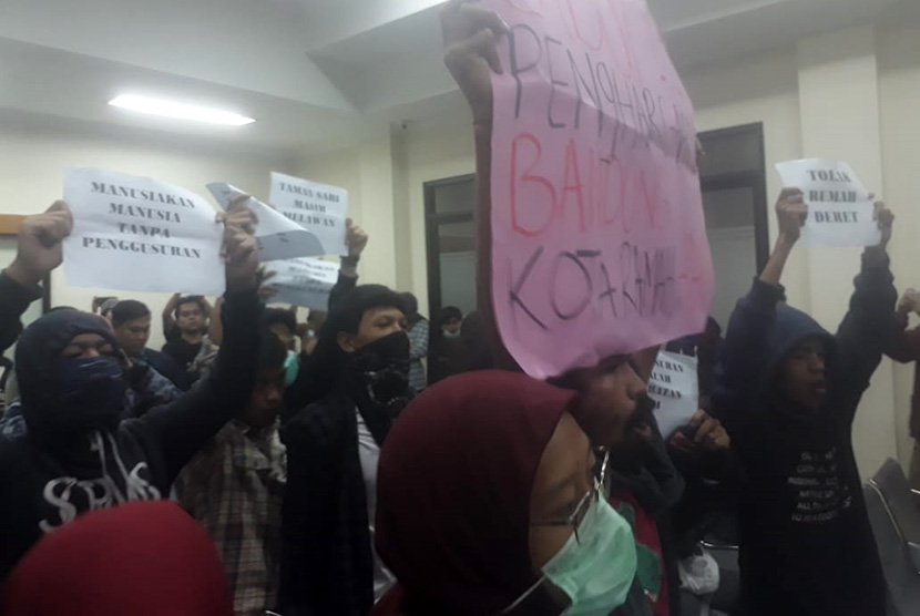 Gugatan warga RW 11 Tamansari, Kota Bandung tentang izin lingkungan yang dikeluarkan untuk pembangunan rumah deret di PTUN Bandung ditolak majelis hakim, Kamis (19/12).