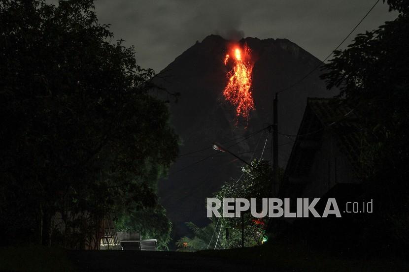 Guguran lava dari puncak Gunung Merapi, ((ilustrasi). Gunung Merapi masih terus mengeluarkan aktivitas vulkanik yang cukup tinggi. 