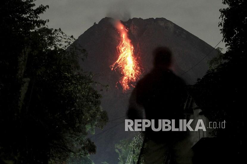 Guguran lava dari puncak Gunung Merapi terlihat dari Turi, Kabupaten Sleman, D.I Yogyakarta, Rabu (20/1/2021).