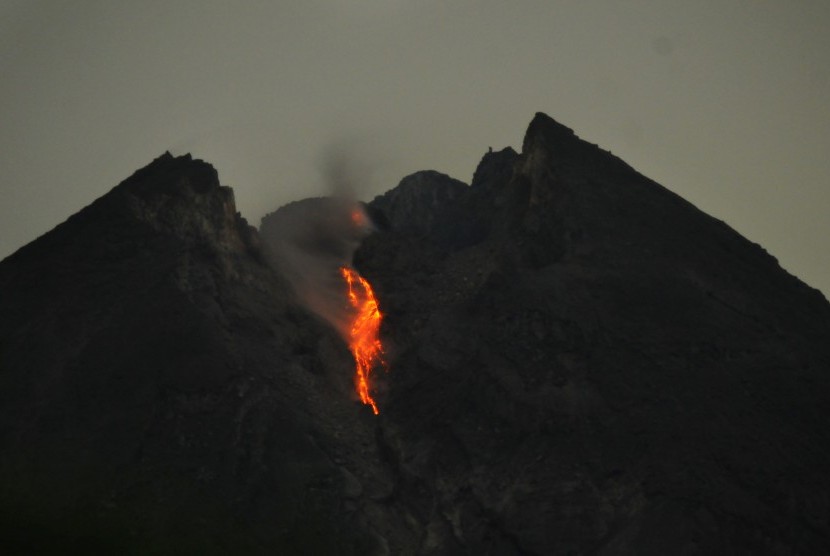 Guguran lava pijar gunung Merapi terlihat dari Balerante, Kemalang, Klaten, Jawa Tengah, Sabtu (29/12/2018) dini hari. 