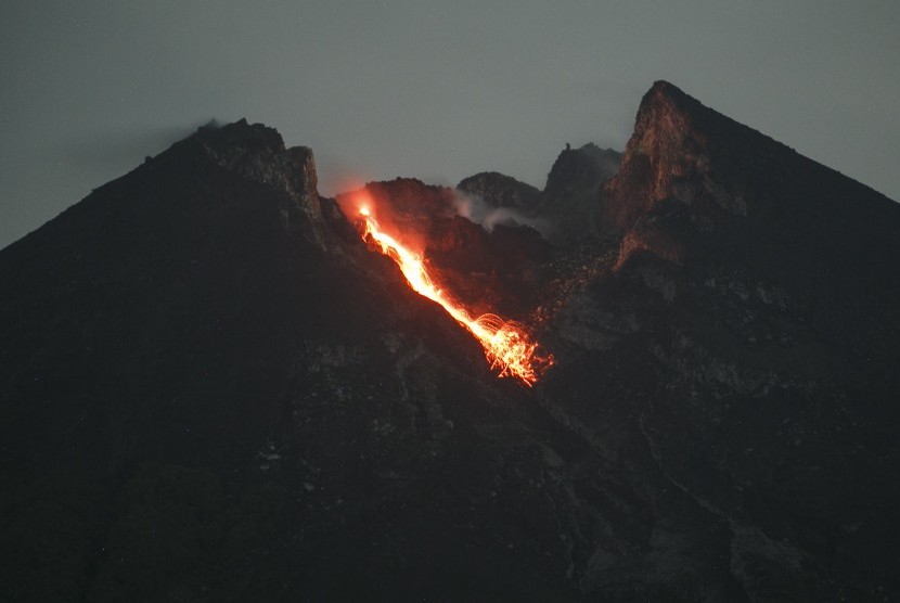 Guguran lava pijar Gunung Merapi terlihat dari Bukit Klangon, Cangkringan, Sleman, DI Yogyakarta, Selasa (15/1/2019) dini hari.