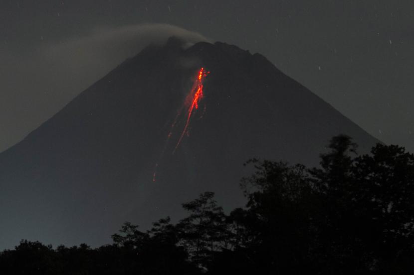 Guguran lava pijar Gunung Merapi terlihat dari Srumbung, Magelang, Jawa Tengah. 