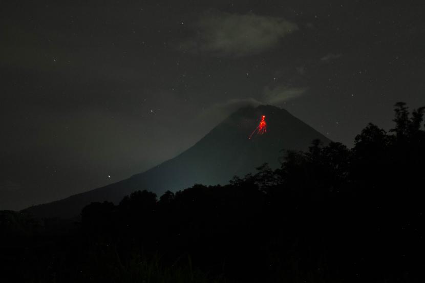 Guguran lava pijar Gunung Merapi terlihat dari Srumbung, Magelang, Jawa Tengah.