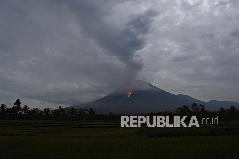 Guguran lava pijar teramati dari Kecamatan Candipuro, Lumajang, Jawa Timur, Selasa (1/12/2020). Aktivitas Gunung Semeru mengalami peningkatan selama lima hari terakhir, ditandai dengan meluncurnya guguran lava pijar dari Kawah Jonggring Saloko. 