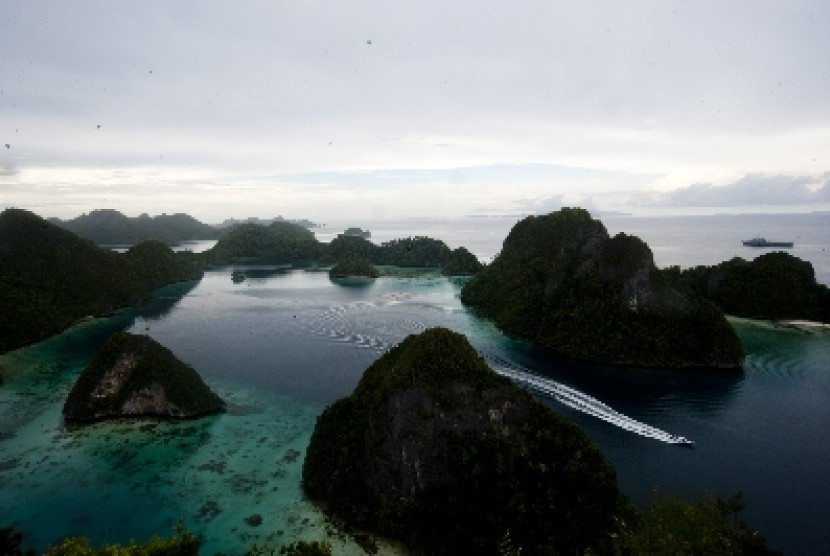Gugusan pulau menonjol (lime stone) di Wayag, Raja Ampat, Papua Barat. Aqua Blu, kapal berbendera asing, kandas di perairan Pulau Wayag, Raja Ampat.