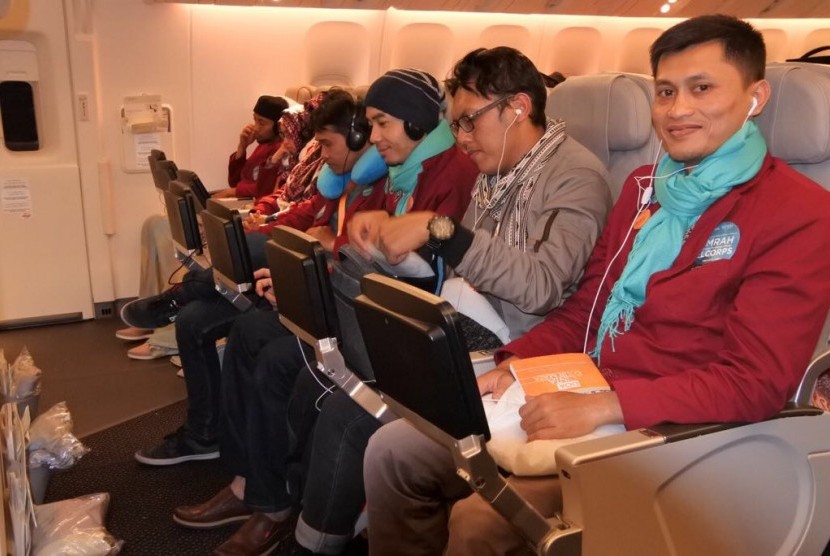Guided by Mi'raj Tour and Travel, Elcorps umrah pilgrims enjoyed direct flight from Jakarta to Jeddah, by using Saudi Airlines, Saturday (Feb 25).