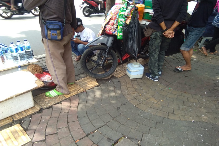 Guiding Block digunakan dan dihalangi oleh orang pedagang di Jalan Dewi Sartika, Jakarta Timur