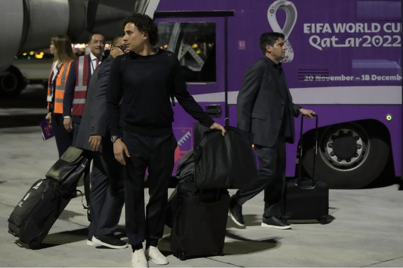  Guillermo Ochoa dari tim sepak bola nasional Meksiko tiba di bandara Internasional Hamad di Doha, Qatar, Jumat (18/11/2022).