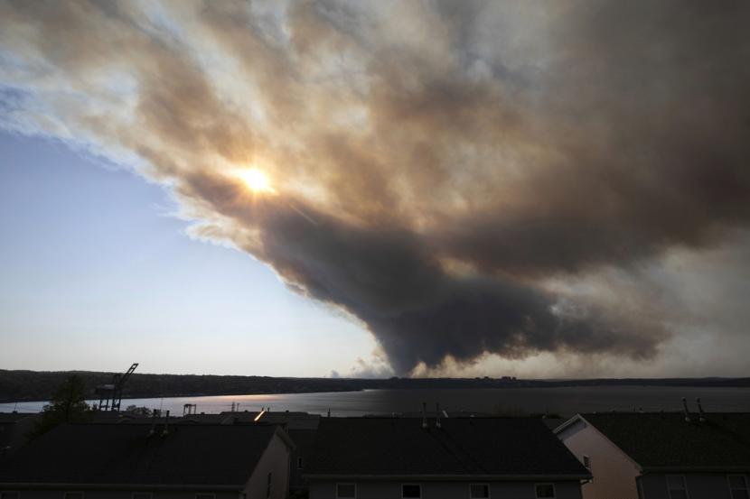 Gumpalan asap tebal memenuhi langit Halifax saat api yang tidak terkendali di komunitas pinggiran kota dengan cepat menyebar, menelan banyak rumah dan memaksa penduduk setempat dievakuasi, di Halifax, Nova Scotia, pada Minggu 28 Mei 2023.