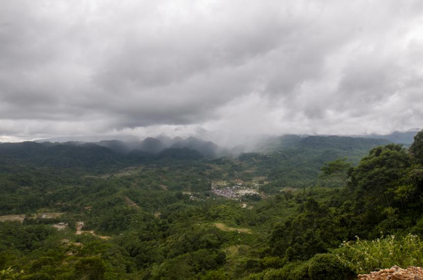 Gumpalan awan menyelimuti permukiman di Citorek, Lebak, Banten. Peringatan kewaspadaan dini cuaca buruk di Lebak mulai berlaku 3 Desember 2023