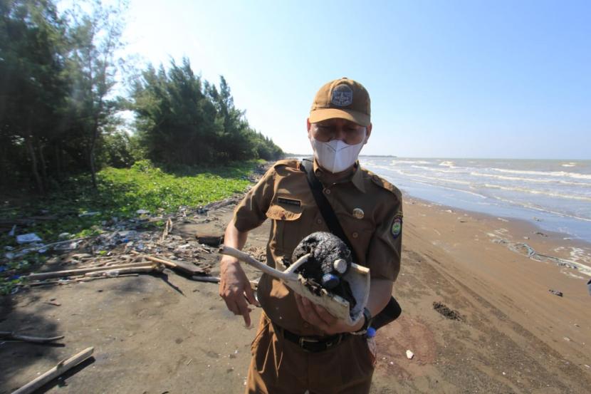 Gumpalan diduga crude oil (minyak mentah) ditemukan tercecer di Pantai Tambak, Kecamatan/Kabupaten Indramayu, Senin (7/6). Selain di situ, temuan serupa juga ditemukan di obyek wisata Pantai Karangsong dan Pantai Lamarantarung.