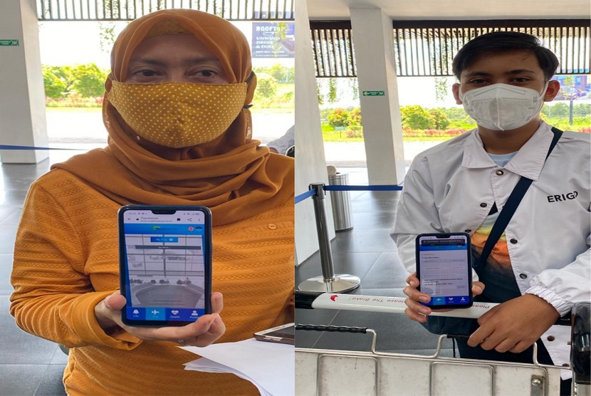 Dua pengguna aplikasi electronic health alert card (eHAC) milik Kementerian Kesehatan menunjukkan aplikasi tersebut. Belakangan vpnMentor menemukan adanya pelanggaran data yang melibatkan aplikasi tes dan pelacakan Covid-19 yang dibuat Pemerintah Indonesia. (ilustrasi) 