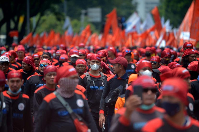 Guna menghadapi gelombang phk pemerintah melakukan peningkatan padat karya dari berbagai proyek yang ada di Indonesia.