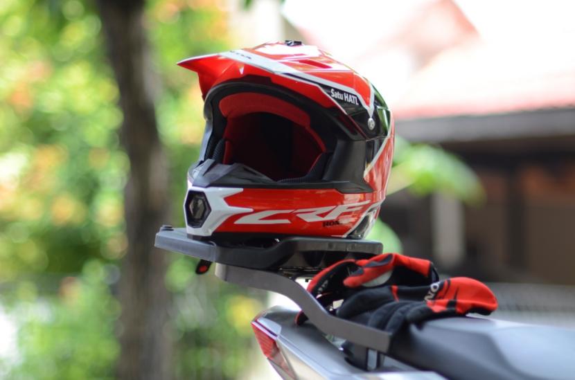 Gunakan helmet liner untuk mengurangi keringat yang terserap lapisan dalam helm.