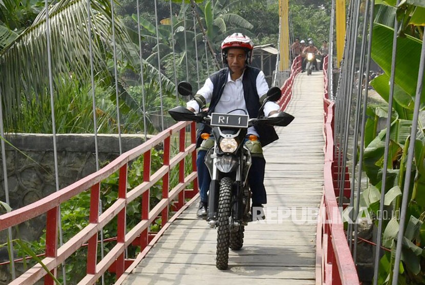 Gunakan sepeda motor trail, Presiden Joko Widodo hadiri revitalisasi tambak udang di Desa Bakti,Kecamatan Muara Gembong, Kabupaten Bekasi, Rabu (1/11). 