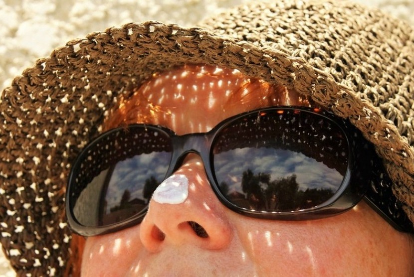 Gunakan tabir surya sebagai perlindungan kulit dari efek buruk sinar matahari. Wajib Tahu! Lima Mitos Penggunaan Tabir Surya