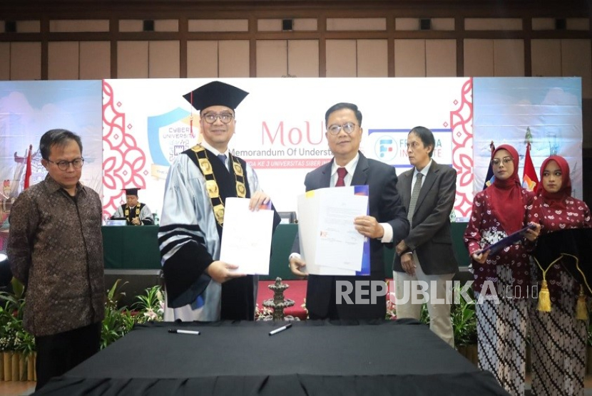 Gunawan Witjaksono, selaku Rektor Cyber University, dan Prof. Dr. Ucu Cahyana, Founder dari Fromedia Institute melakukan oenandatanhanan kerja sama.