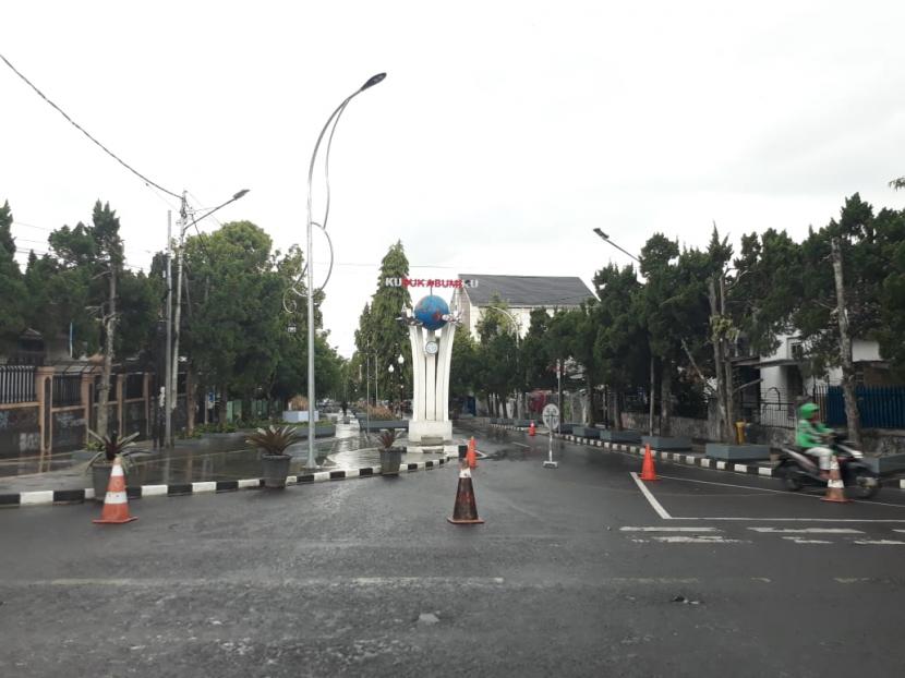 Guncangan gempa dengan magnitudo 5,1 yang berpusat di Bayah, Banten dirasakan cukup kuat dirasakan warga Sukabumi, Rabu (14/4) siang. Di mana getaran gempa menyebabkan ada sejumlah warga yang keluar rumah dan perkantoran.