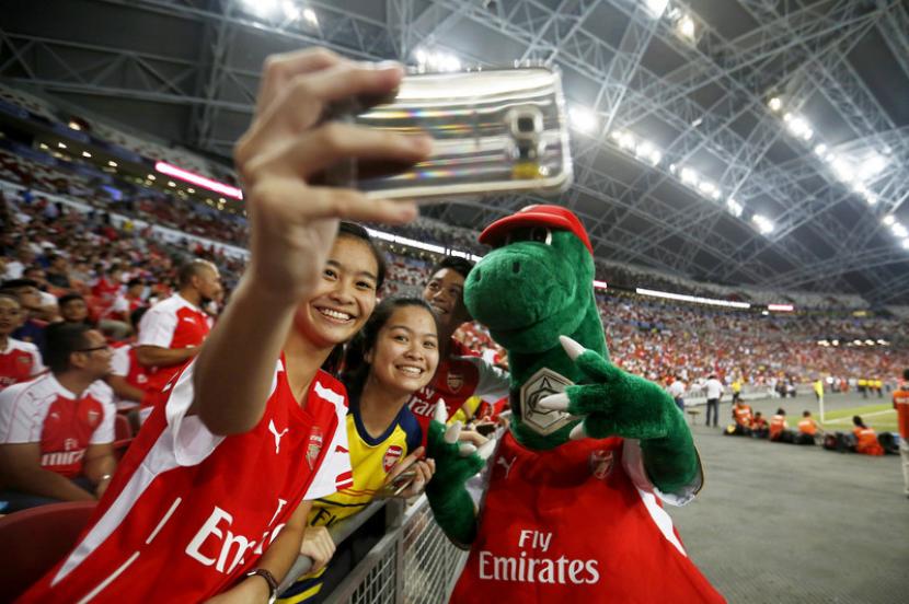 Gunnersaurus bersama fans Arsenal.