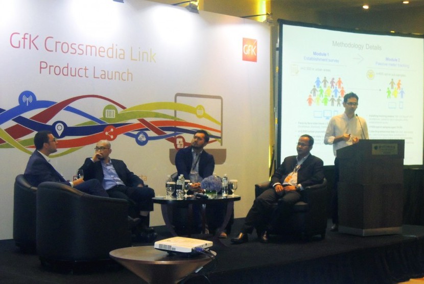 Guntur Sanjoyo, Managing Director GfK Indonesia, William S Kusuma, GXL Indonesia Commercial Lead, Consumer Choices, GfK Indonesia, Stefan Heremans, Commercial Lead GfK Crossmedia Link dan Masao Kakihara Senior Research Manager Google Asia Pacific di hotel 