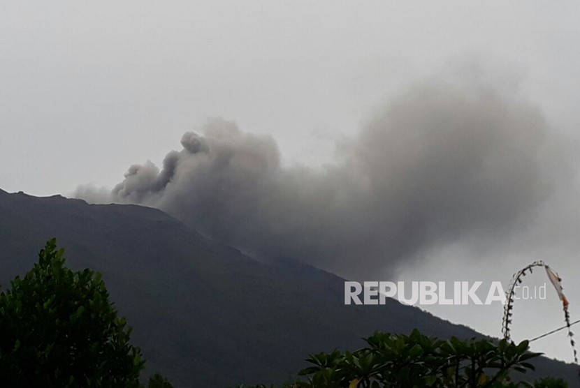 Gunung Agung di Kabupaten Karangasem, Provinsi Bali akhirnya meletus. Puncak tertinggi di Pulau Dewata itu mengeluarkan asap hitam pada Selasa (21/11) sore, pukul 17.35 WITA dalam kondisi level siaga atau level tiga.