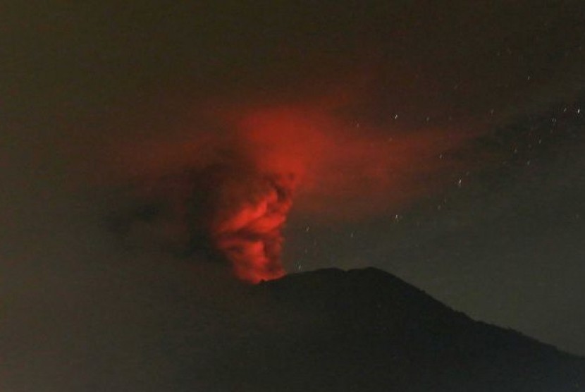  Gunung Agung mengalami erupsi untuk yang kedua kalinya pada pekan ini.  