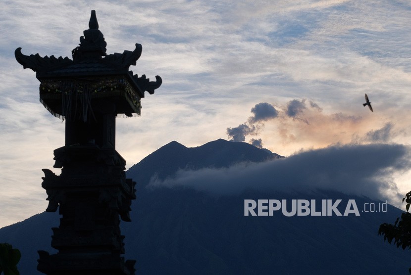 Gunung Agung mengeluarkan abu vulkanik terlihat dari Desa Tulamben, Karangasem, Bali, Jumat (22/2/2019).