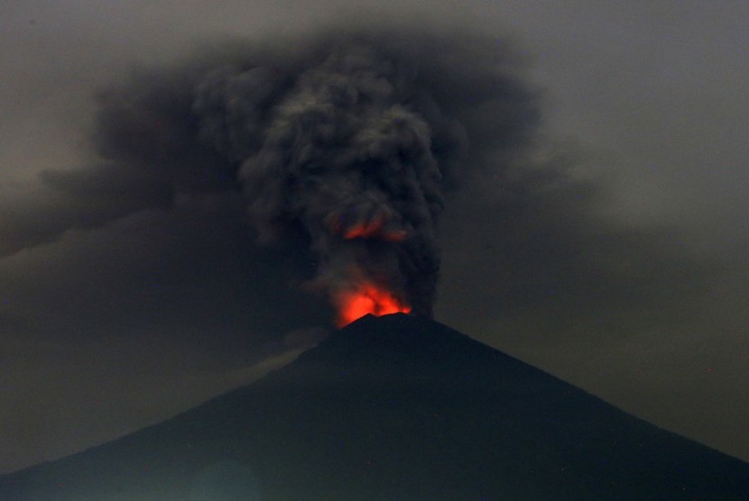 Gunung Agung saat sedang erupsi, Senin (27/11).
