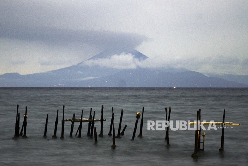 Gunung Agung tertutup awan terlihat dari pinggiran Pantai Ampenan, Mataram, NTB, Selasa (21/11). 
