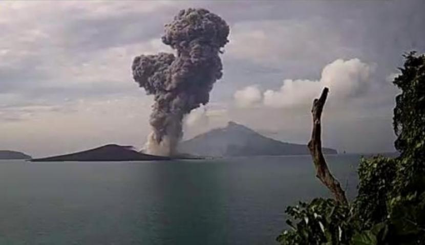 Gunung Anak Krakatau di Perairan Selat Sunda mengalami erupsi dan mengeluarkan kolom abu setinggi 2.000 meter, pada Selasa, 28 Maret 2023.