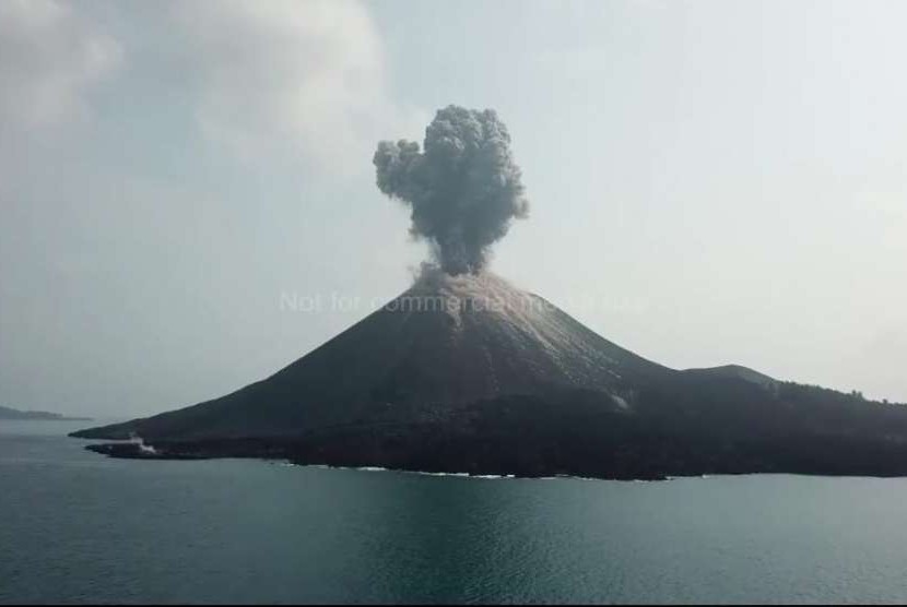 Gunung Anak Krakatau di Selat Sunda, Lampung.
