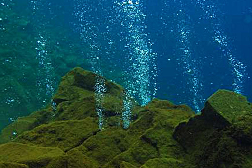 Gunung bawah laut (ilustrasi)