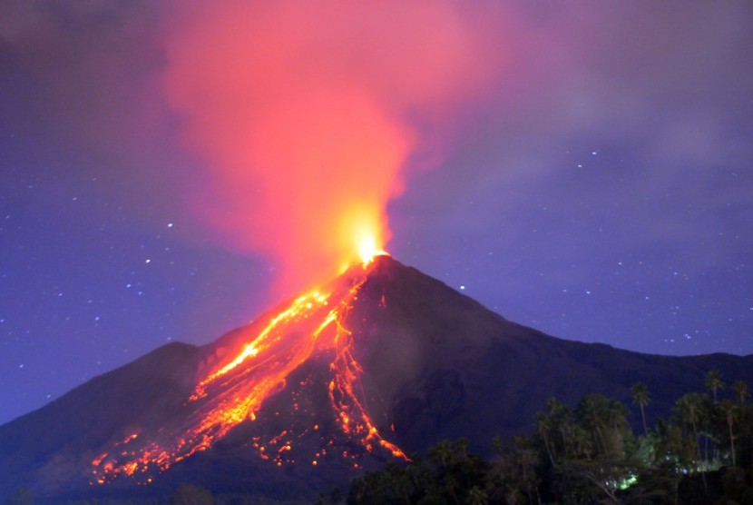 File foto gunung api Karangetang mengeluarkan lava pijar di Ulu Siau, kepulauan Sitaro, Sulawesi Utara, 12 Mei 2023.. 