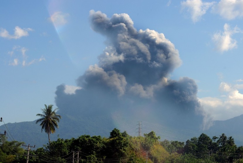 Gunung api Lokon Erupsi mengeluarkan abu vulkanik ketika terlihat di Jalan Ring Road Manado, Sulawesi Utara, Rabu (20/5). 