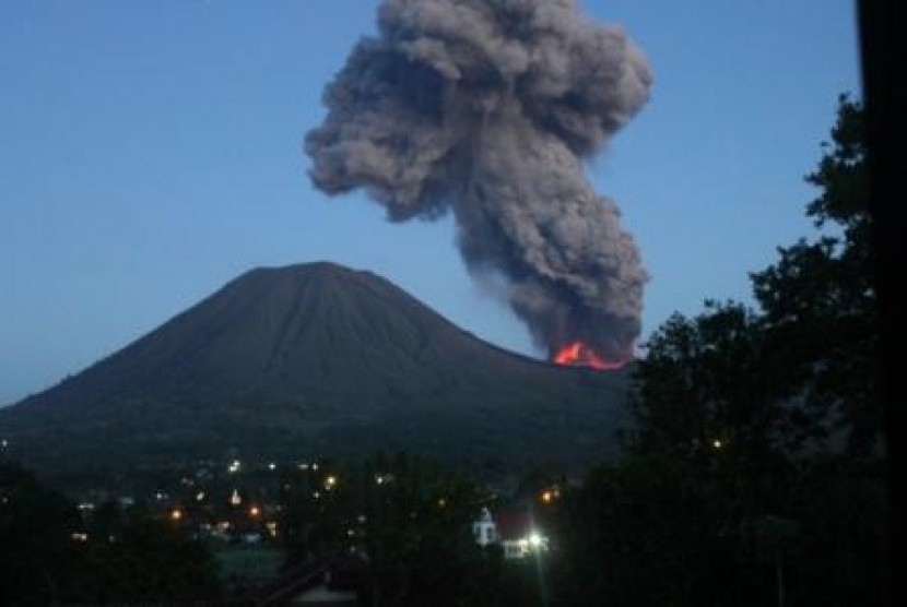 Gunung Api Lokon mengeluarkan debu vulkanik serta lava di kota Tomohon, Sulawesi Utara.