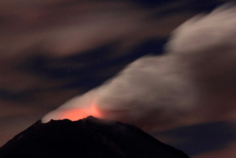 Gunung Api Popocatepetl membentuk kubah lava