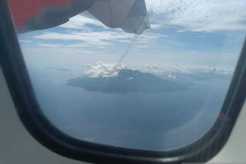 Gunung Awu di Pulau Sangihe, Sulawesi Utara. 