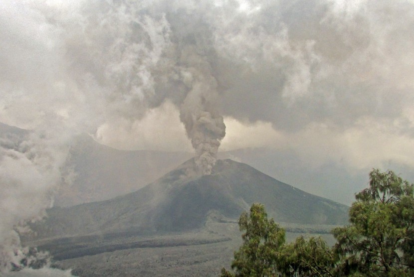 Gunung Barujari menyemburkan material vulkanik terlihat dari Danau Segare Anak Desa Sembalun Lawang, Kecamatan Sembalun, Selong, Lombok Timur, NTB, Senin (9/11). 