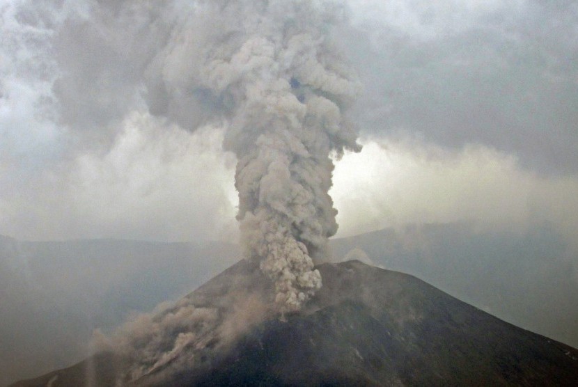 Gunung Barujari menyemburkan material vulkanik terlihat dari Danau Segare Anak Desa Sembalun Lawang, Kecamatan Sembalun, Selong, Lombok Timur, NTB, Senin (9/11).