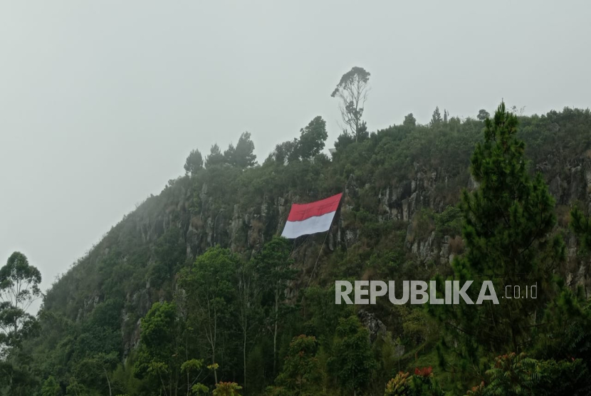 Gunung Batu di Lembang, Kabupaten Bandung Barat yang Merupakan Titik Terdekat Sesar Lembang