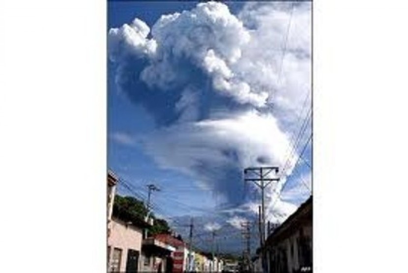 Gunung berapi Chaparrastique terlihat menyemburkan kolom awan panas tebal.