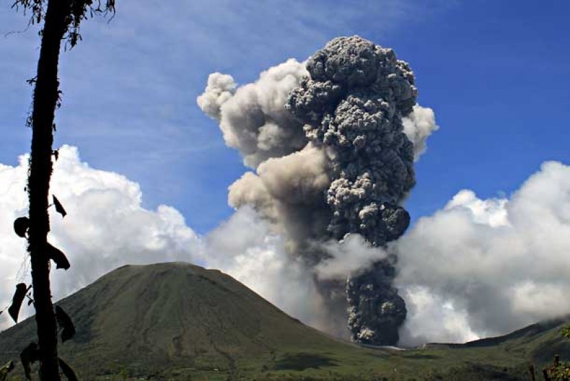 Gunung berapi Lokon di kota Tomohon, Sulawesi Utara.
