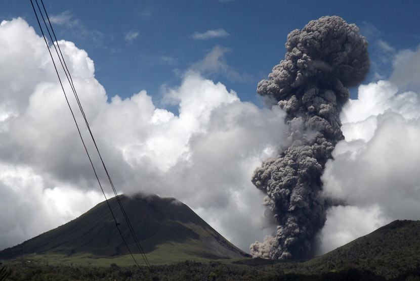   Gunung berapi Lokon menghembuskan abu vulkanik ke udara di kota Tomohon,Sulawesi Utara,Rabu (28/11).  (Antara/Sonny Dinar)